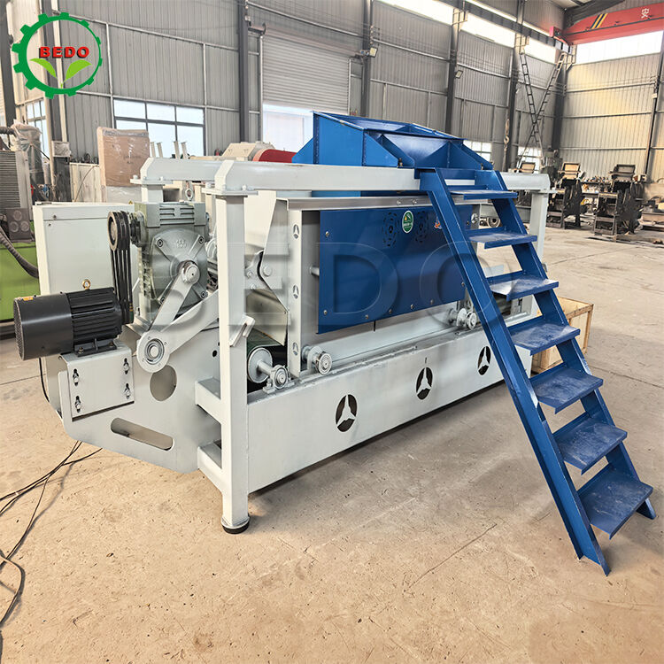 Maszyna do wiórów drzewnych o mocy 7,5 kW, wałek 125 mm, wydajność 400 kg/h. Wydajny sprzęt do obróbki drewna
